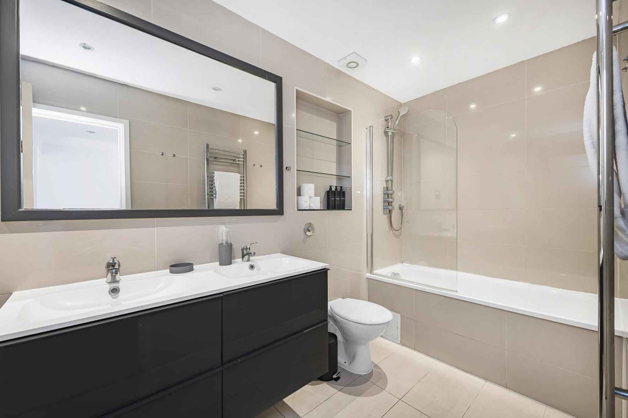 Apartment Great Eastern 2 By Artsy